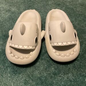 Shark Design Slip-On Shoes - light gray